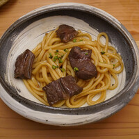 柚木元 - はつ焼きうどん、バジルの花つぼみを添えて