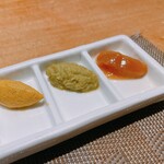 小田原おでん本店 - 薬味(左からからし、山葵、梅)