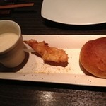 スナガ - お通し（焼きトウモロコシの冷製スープ、アイナメの天ぷら、自家製パン）