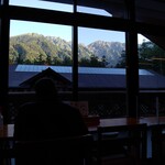 上高地食堂 - 窓外の山の眺め