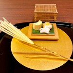 216453755 - 前菜　満月にススキ。鈴虫のカゴに、海老菊花寿司、クリームチーズ味噌漬（左の月）、うさぎ長芋