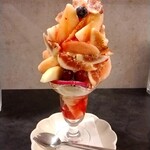 ベリーココ - 別日に食べた桃とイチジクのパフェ フルサイズ