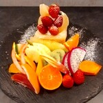 ベリーココ - ショーケースの中の季節のパイに、＋880円でフルーツ盛りあわせを付けました。