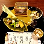 京懐石 みのきち - 前菜　松茸と水菜のお浸し（右上）、真ん中の皿に、松茸さくさく揚げ、鱧の子玉〆、紫ずきん　蓮根せんべい。上の鈴虫の籠に見立てた中にも前菜が。
      右下にはお猪口に入った松茸酒