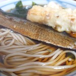 加賀 - にしんそば、670円
      ■ ちくわ天 (トッピング)、90円。