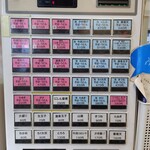 加賀 - 玄関入ってすぐ左の券売機。 (2023.9.4 現在)