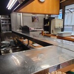 加賀 - 店内はL字カウンターのみ。真の ”立ち食い”。