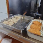 加賀 - カウンター上の”牛肉コロッケ”と”ちくわ天”は揚げたて。