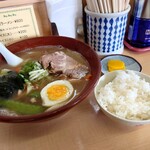 ラーメン 寳龍 - 料理写真:醤油五目ラーメン 950円(税込)。
小ライス 100円(税込)。