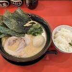 横浜家系ラーメン 盛ト家 - 味玉らーめん850えん ライス無料