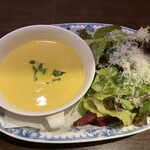 ビストロ クルル - 季節のスープと自家製ヴィネグレットオイルのサラダ