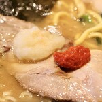 Iekei Ra-Men Sakuraya - ニンニクと豆板醤