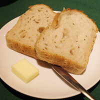 ロシヤ料理 ラルース - ランチコース(3080円・サ別)のパン