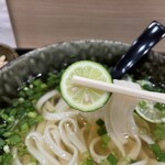 本格派博多うどん はし田たい吉 - すだちの風味がすごく強くて爽やか