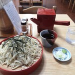 五銭茶屋 - ザルそばのタレに薬味と蕎麦湯のセット！