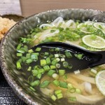 本格派博多うどん はし田たい吉 - あご出汁にすだちのほどよい酸味と爽やかな風味