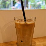 NEWZEALAND CAFE AKASAKA - マヌカラテ　(580円)　マヌカハ二―がたっぷり沈んでいました。良くかき混ぜて。コーヒーは1杯ずつ抽出していて、ラテとして美味しいです。