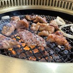 焼肉 手打ちそば 栄養亭 - 和牛ランチセットに群馬らしく豚ホルモン追加で。うま〜。