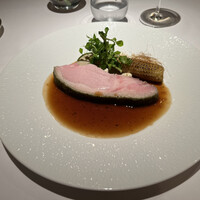 レ セゾン - アグー豚の低温調理。硬さを感じる脂身の部分は"マッサージ"することによって食べやすくなっている。