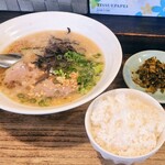 ぽんこつ亭 - 料理写真:ぽんこつラーメンに辛子高菜と半ライス