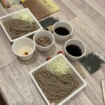 なぜ蕎麦にラー油を入れるのか。 - 店長おすすめ とろろ肉そば
もりそば