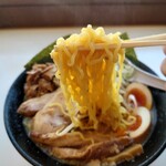 Oreno Ramen Kouta - 先ずは麺リフト写真を撮影したついでに
                      麺をひと啜り
                      黄色い麺はモッチリ感とカッシリ感もあり
                      良い感じだねえ