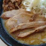 Oreno Ramen Kouta - チャーシューはトロッと感もあり柔らかくて
                      旨味シッカリ、肉の臭みも一切なく美味しい
                      
                      解しチャーシューは醤油味と甘味が足されてて
                      また違った味わいで美味しい