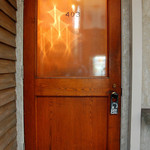 KOKOCHI - 入り口ドアは海外のアンティークのホテルドア