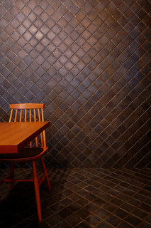 KOKOCHI - エントランスから床・正面の壁まで続く　　印象的なタイル
