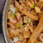 麺や 紡 - メンマの下に細切れチャーシューが！