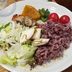 キッチン ブルー グローブ - ２回目のご飯のせ、サラダ、お新香も添えます