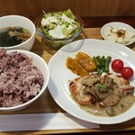 キッチン ブルー グローブ - 三元豚ロースソテー　ポルチーニとマッシュルームソース