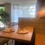 カフェ オプラ - 朝の光が心地よい