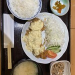 ヤマタカ食堂 - ご飯のサイズは小を選びました　卓上に胡麻ドレッシングと、万能ドレッシングが置いてあります