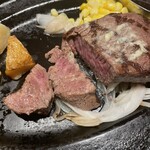 肉の万世 - ステーキ断面図！