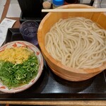 丸亀製麺 - 釜揚げ(特)と冷やかけの出汁(ネギまみれ)