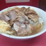 ラーメン二郎 - デフォでブタがゴロゴロと入ってました！