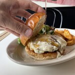 THE CHEESE BURGER - 『クワトロチーズバーガーwithハニーシロップ¥1,550』
            『lunch drink¥100』