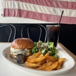 THE CHEESE BURGER - 『クワトロチーズバーガーwithハニーシロップ¥1,550』
      『lunch drink¥100』