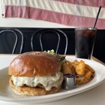 THE CHEESE BURGER - 『クワトロチーズバーガーwithハニーシロップ¥1,550』
      『lunch drink¥100』