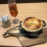 ハワイアンカフェ 魔法のパンケーキ - ベーコンとほうれん草のクリームパスタ、アイスティー