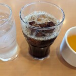 Gasuto - まずはドリンクバーから水、アイスコーヒー、スープ