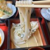 Aji No Mingei - 味の民芸さんのおうどんは、細くて長い、手延べうどん。
                ツルツルとしたなめらかさと、モチモチっとしたコシのある食感で、スルスルと食べやすくおいしいです♪