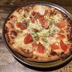 肉ト酒 八丁堀酒場 てっつい - トマトの酒盗ピザ