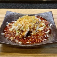 豊栄 - 名物よだれ鶏
                    ピリリと辛みのあるタレが刺激的、まさに四川料理のピリ辛さが効いたよだれ鶏です。
                    美味しくボリュームもあるのが嬉しい♪