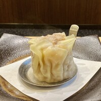 豊栄 - 広東焼売
                    肉肉しい食感、皮の中に肉餡が詰まってます！
                    豚肩ロース肉を、包丁で手切りにした食感が活きていて、これは美味しい！