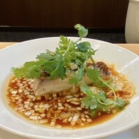 豊栄 - 天然真鯛ピリ辛蒸し
                      真鯛がふんわりではなく割と締まった塩梅、天然物だからでしょうかその僅かに感じられる弾力に淡白な鯛の上品さを感じます。
                      広東料理としてはピリ辛ですがシンプルな味付け、さっぱりで美味♪