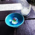 鎌倉茶房 茶凛 - 伝統本玉露の丸氷ロック お茶菓子付き