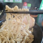 つけ麺 どでん - ムッチムチに詰まった自家製麺(*´ｪ`*)　　　　　　　　　　　　相変わらず箸の使い方が下手くそなオイラo⁠(⁠(⁠*⁠^⁠▽⁠^⁠*⁠)⁠)⁠o