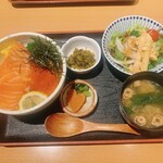 Hakata Ryoukei Sogai - サーモンといくらの親子丼セット